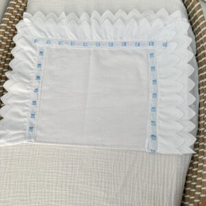 Salvababas pique con rizo impermeable y lazo celeste