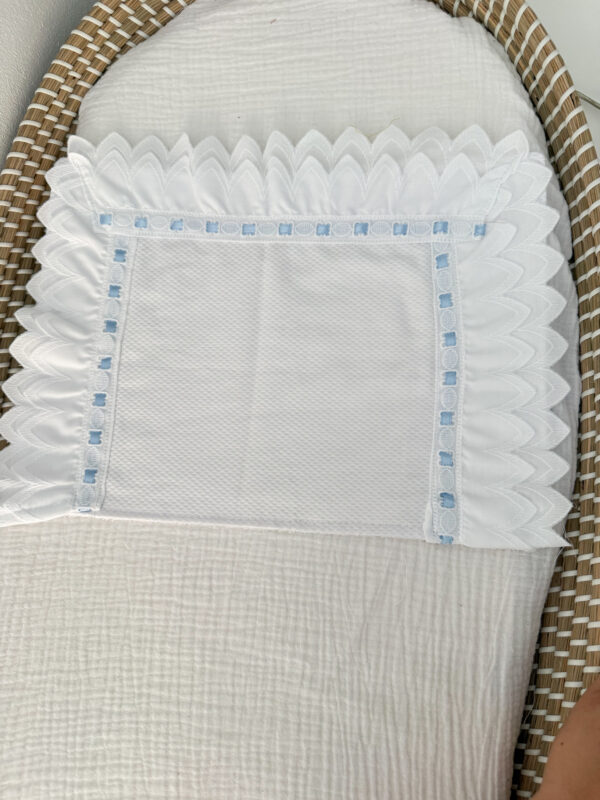 Salvababas pique con rizo impermeable y lazo celeste
