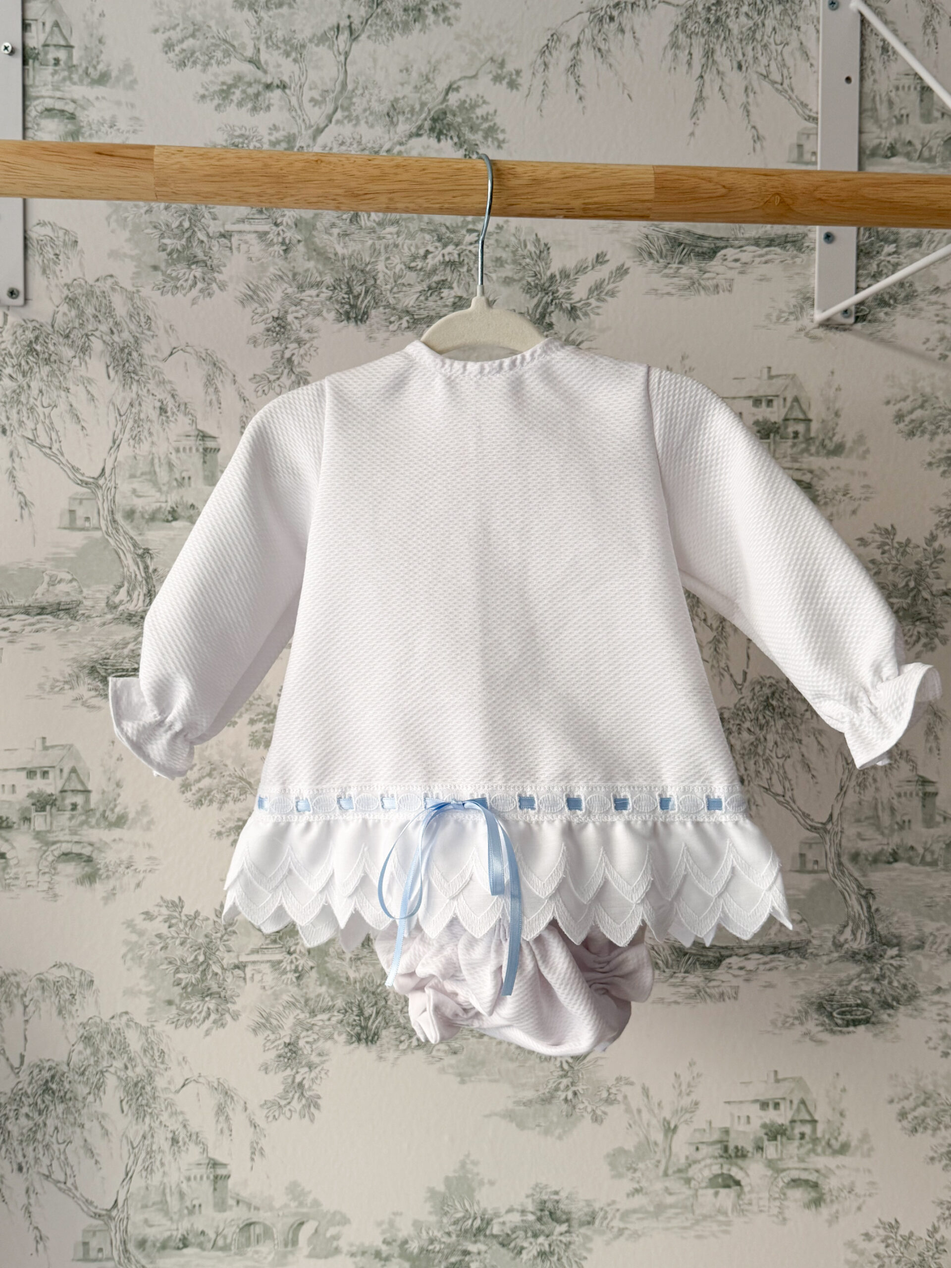 Jesusito pique blanco lazo celeste