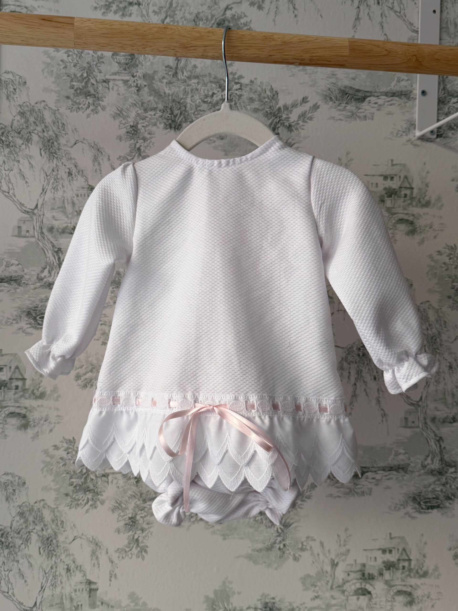 Jesusito pique blanco lazo rosa