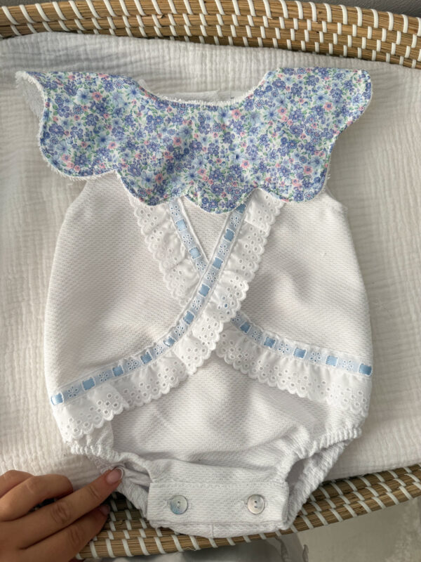Cuello ondas flor azul