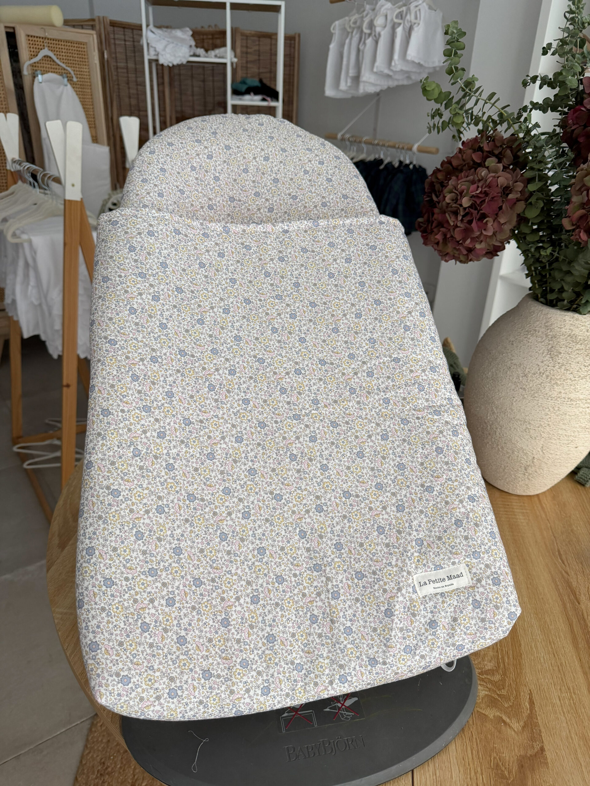 Funda hamaca babybjörn flor gris nude con saco