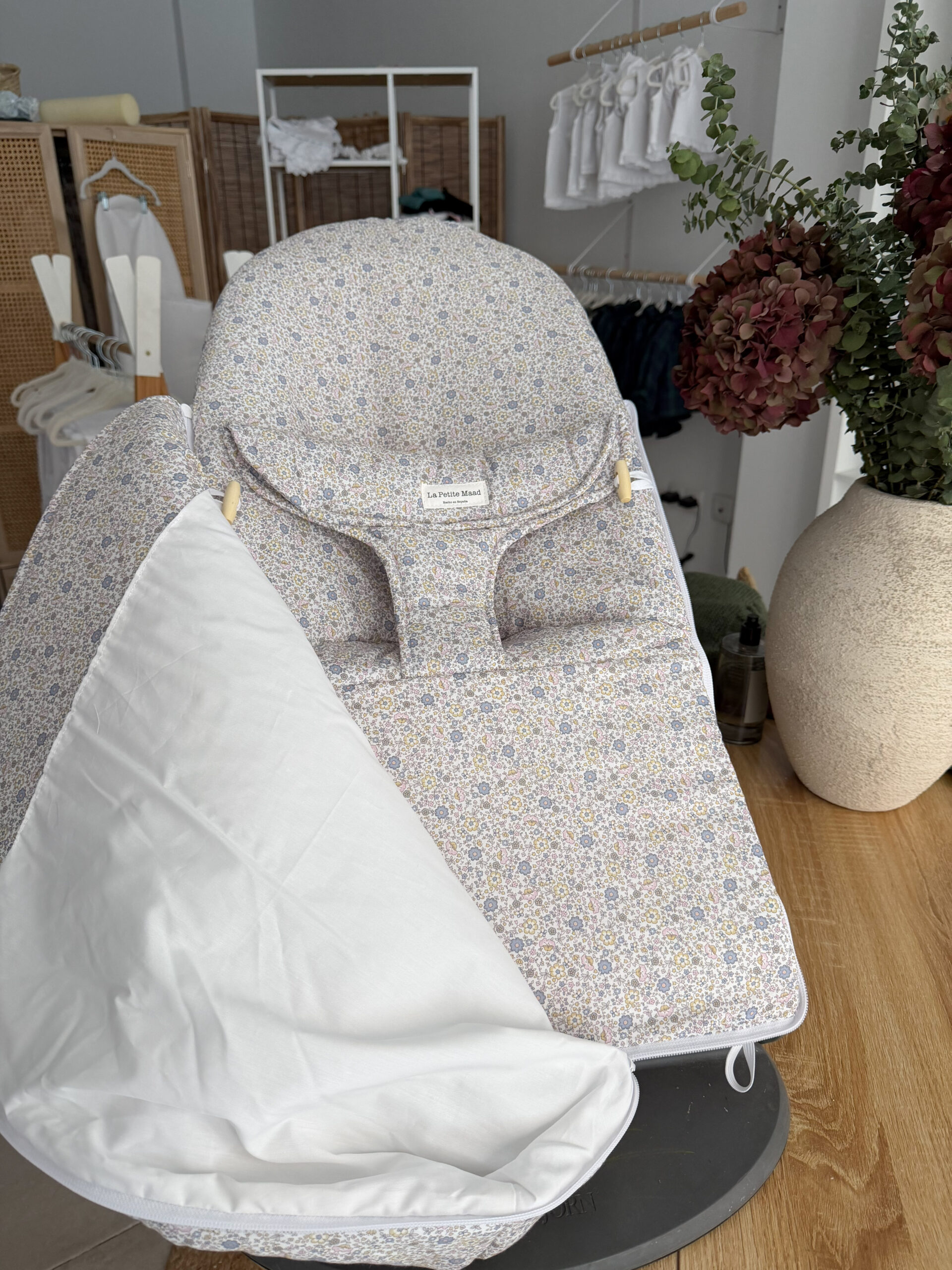 Funda hamaca babybjörn flor gris nude con saco - Imagen 2