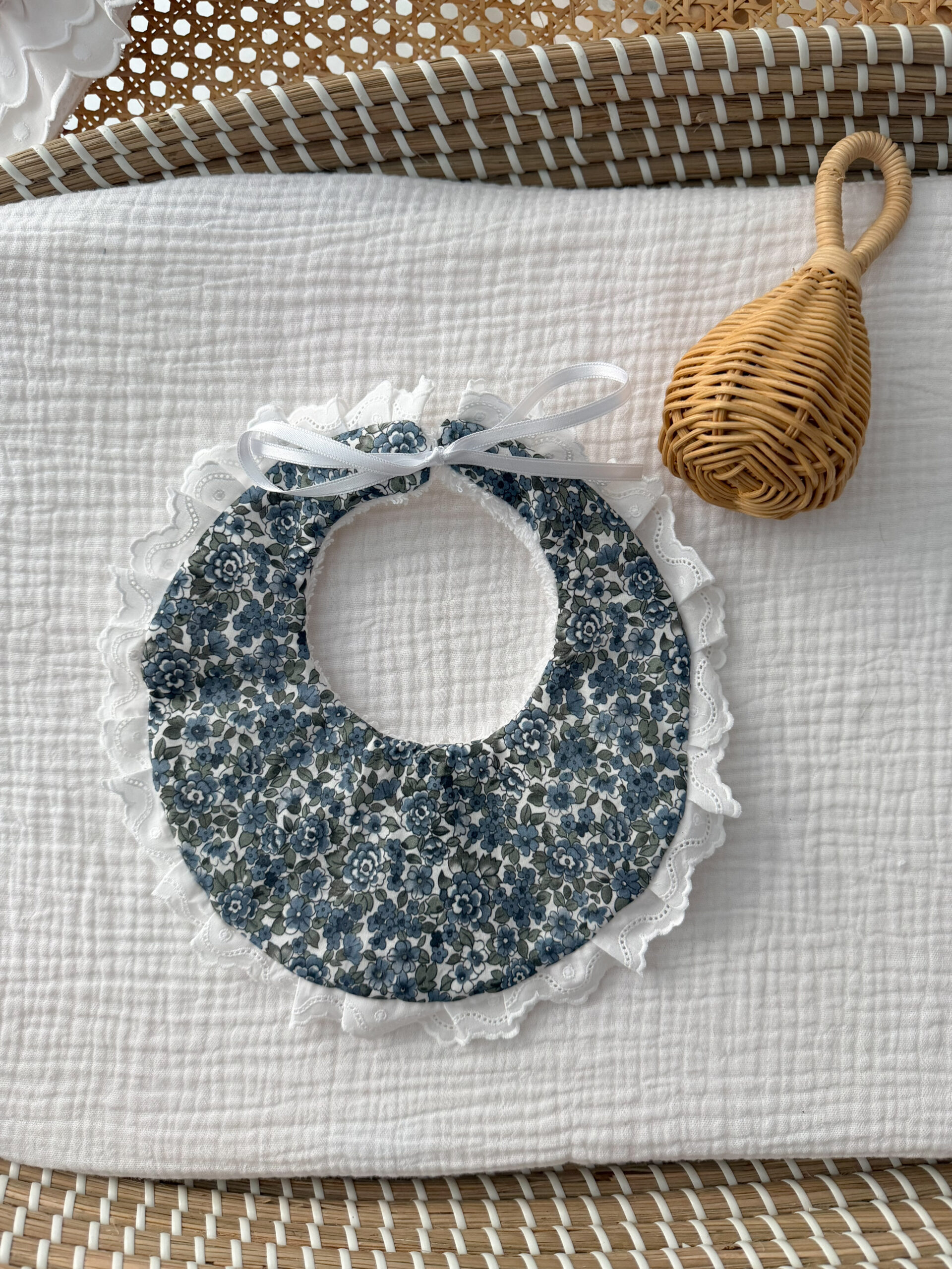 Babero Marieta flor azul oscura