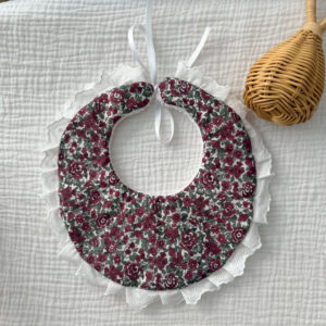 Babero Marieta flor burdeos