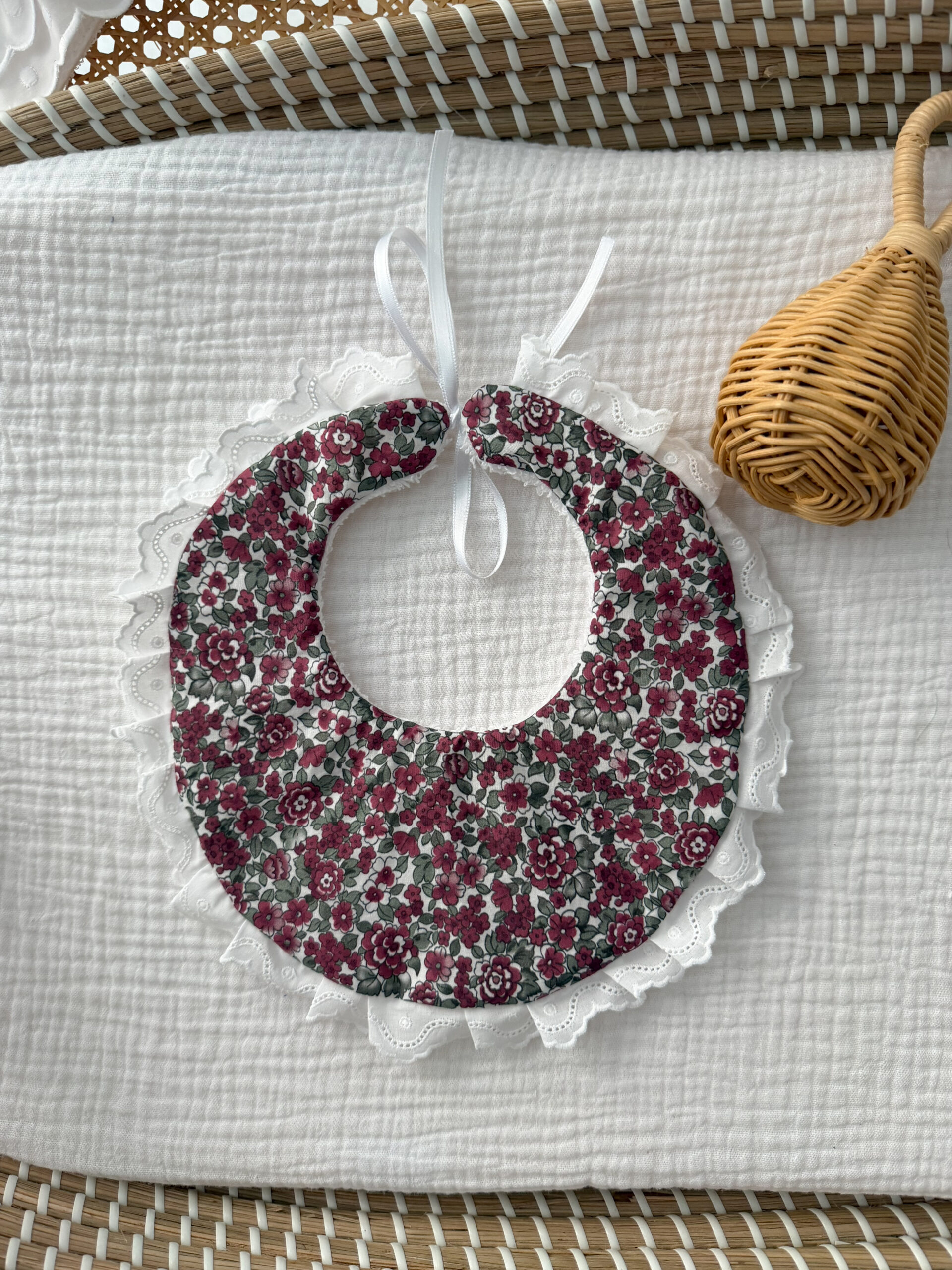 Babero Marieta flor burdeos