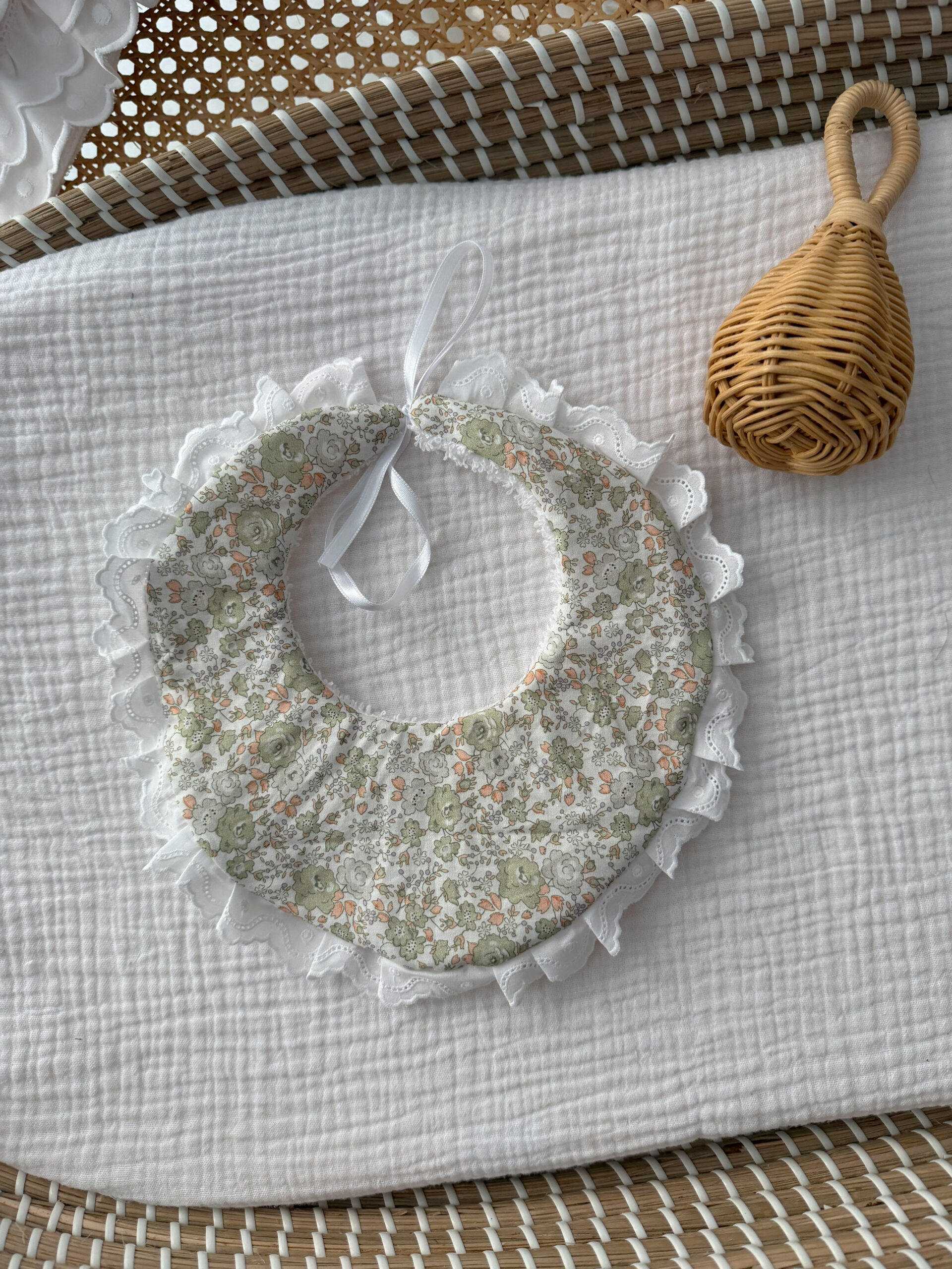 Babero Marieta flor verde