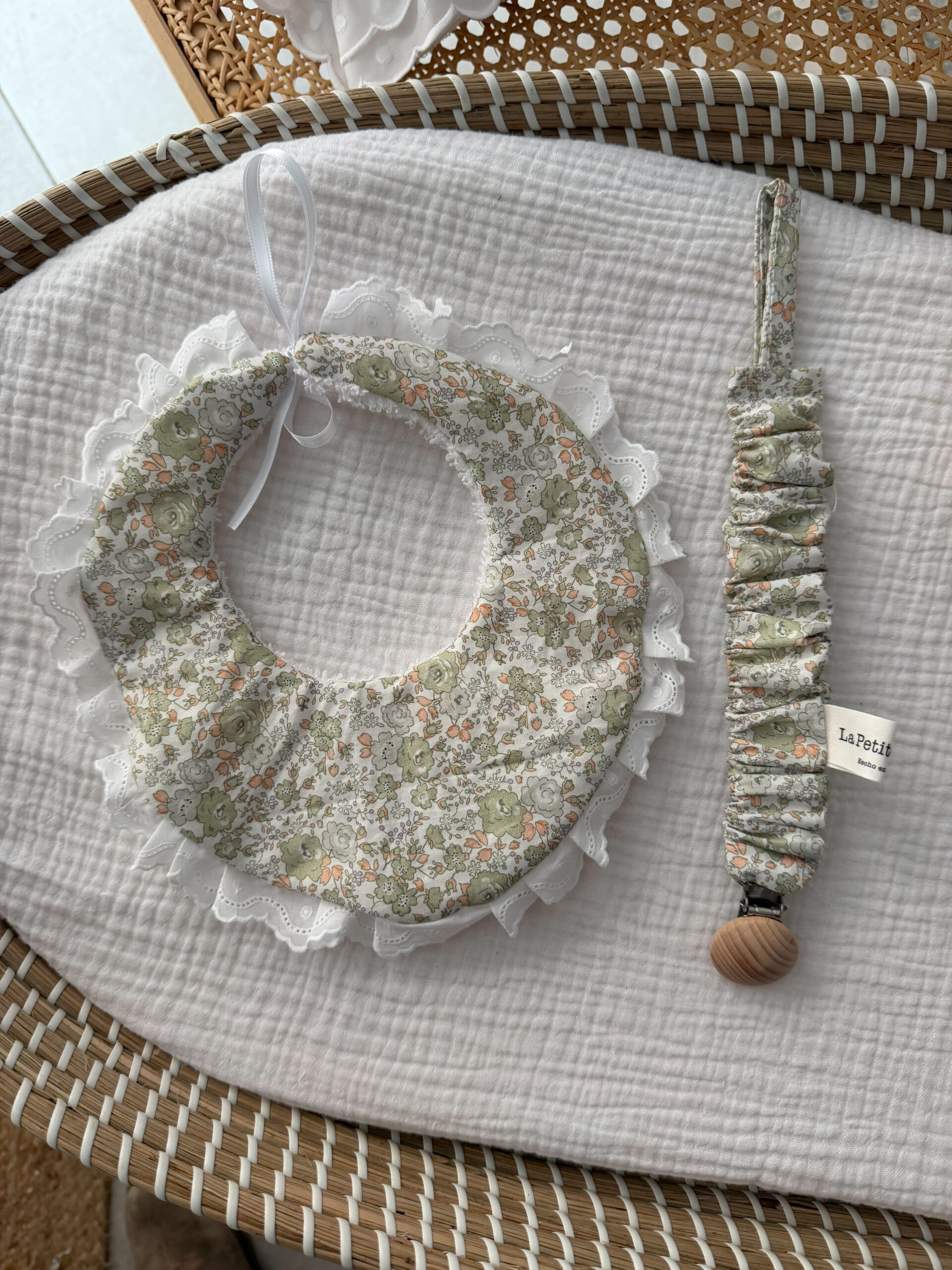 Babero Marieta flor verde - Imagen 2