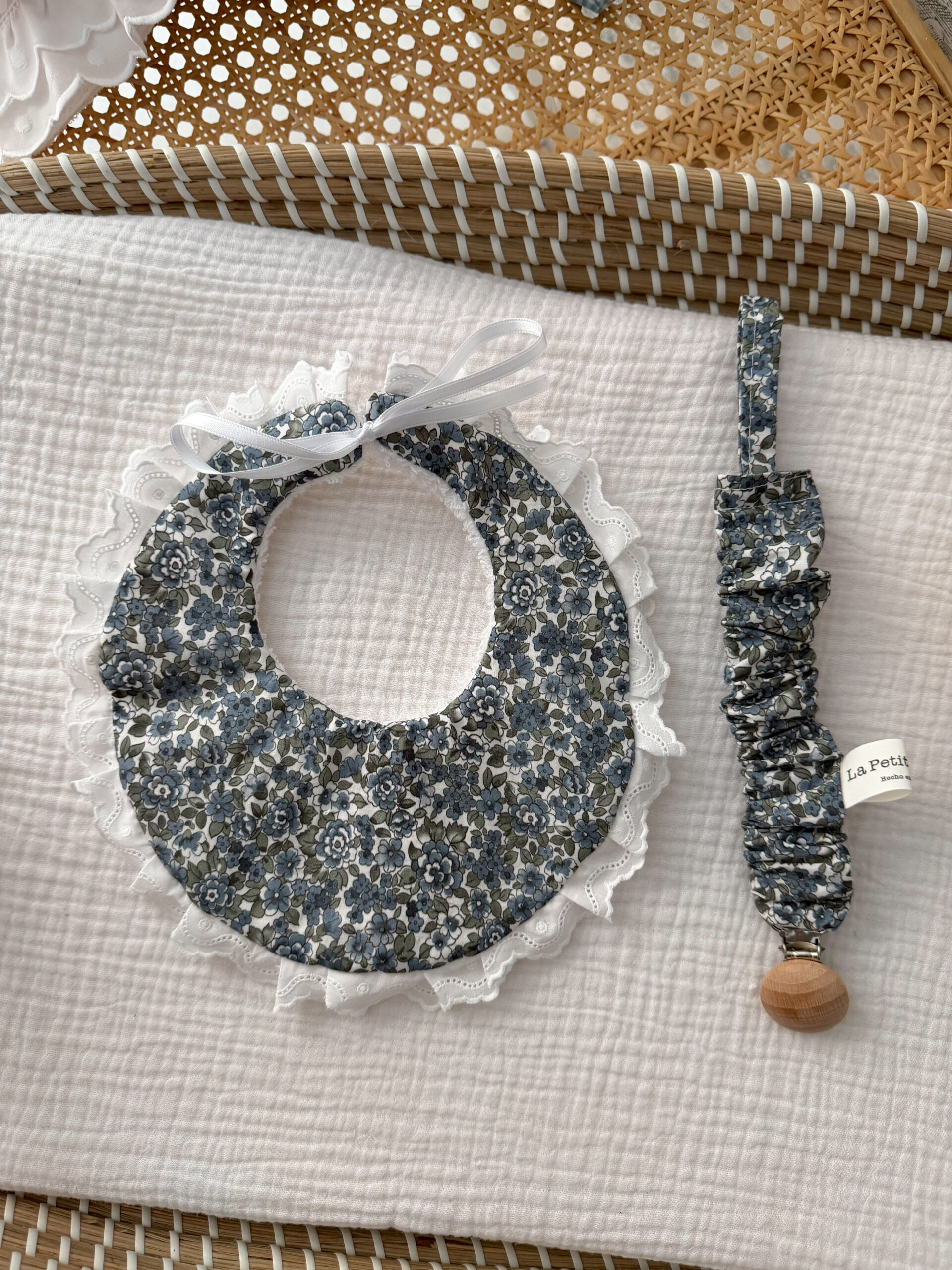 Babero Marieta flor azul oscura - Imagen 2