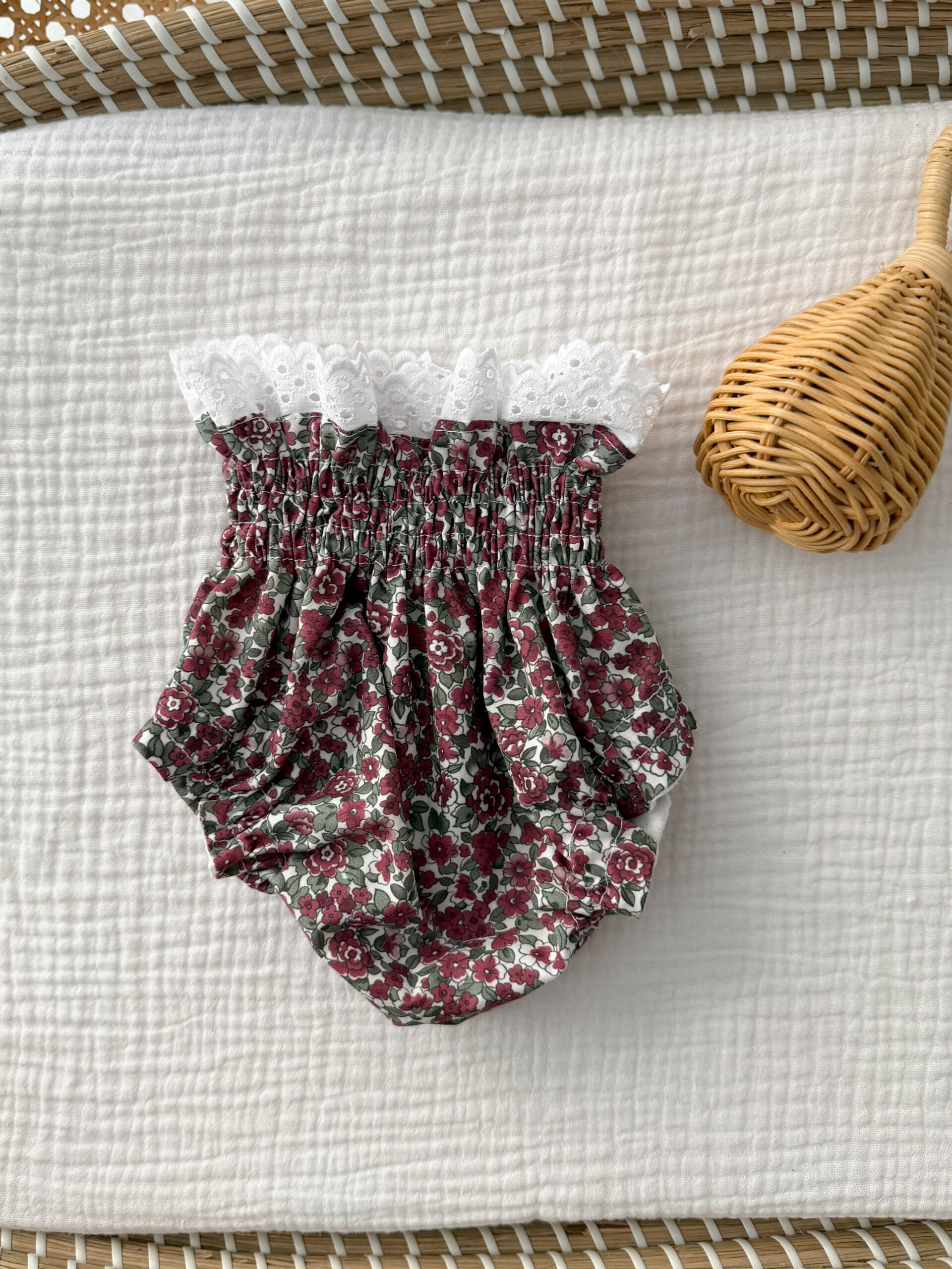 Cubrepañal flor burdeos