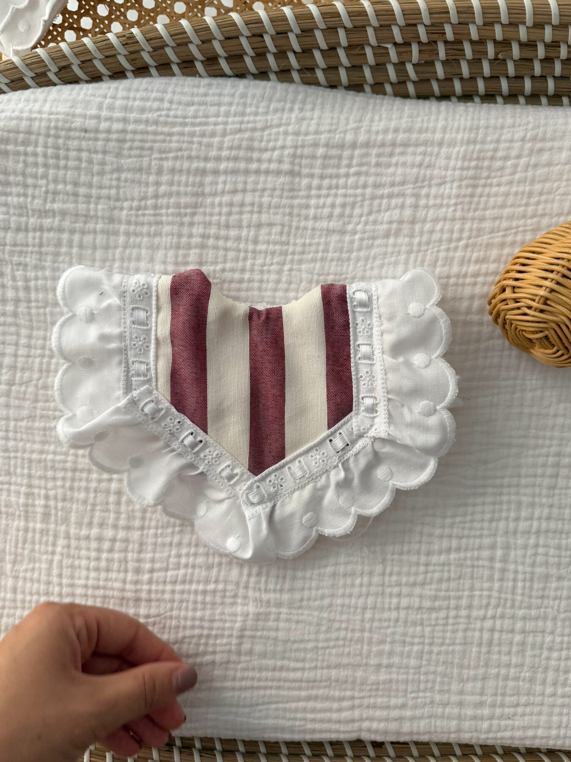 Babero pipo rayas borgoña