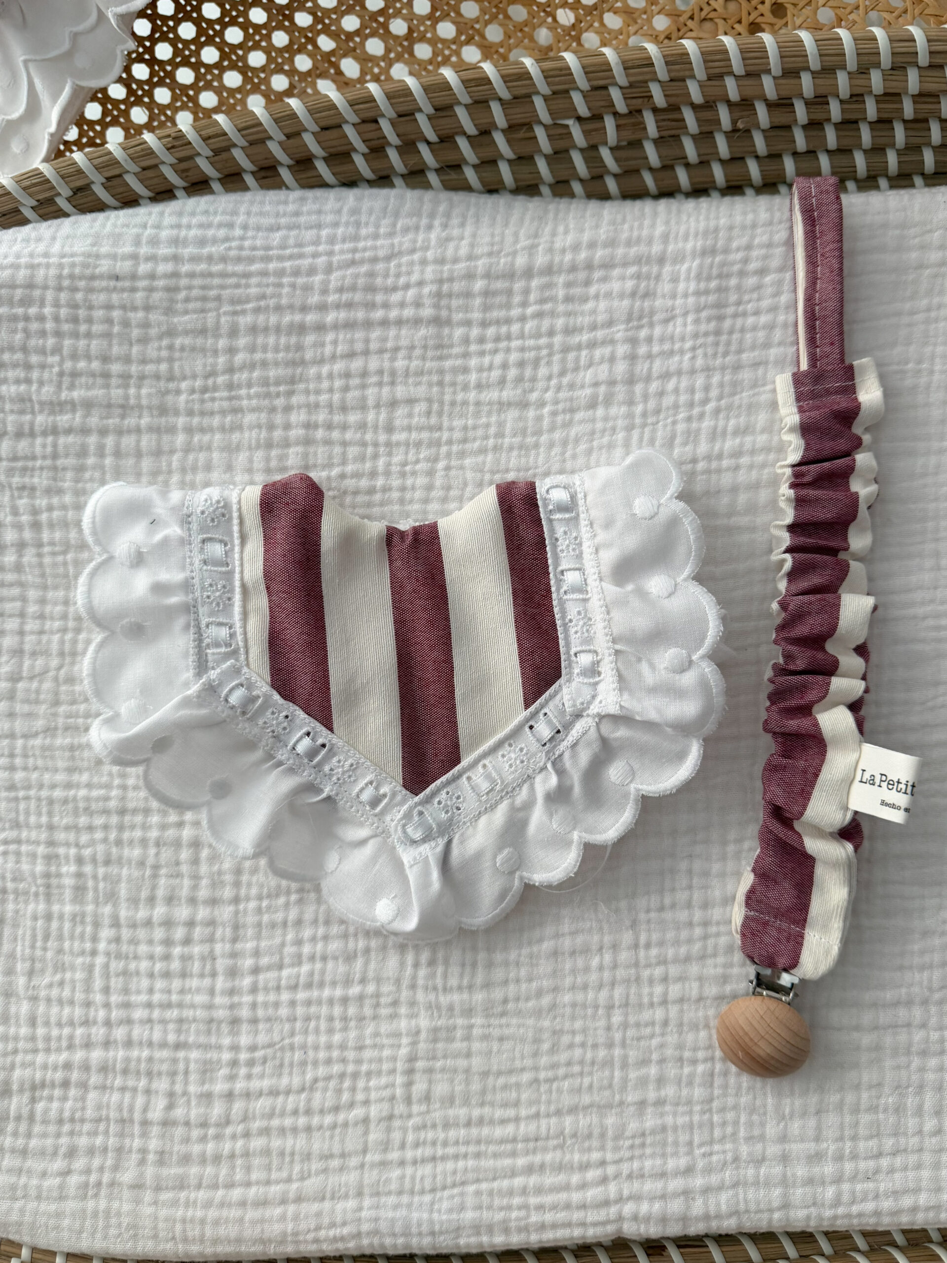 Babero pipo rayas borgoña - Imagen 3