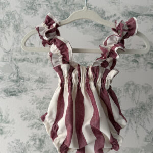 Cubre con tirantes rayas borgoña