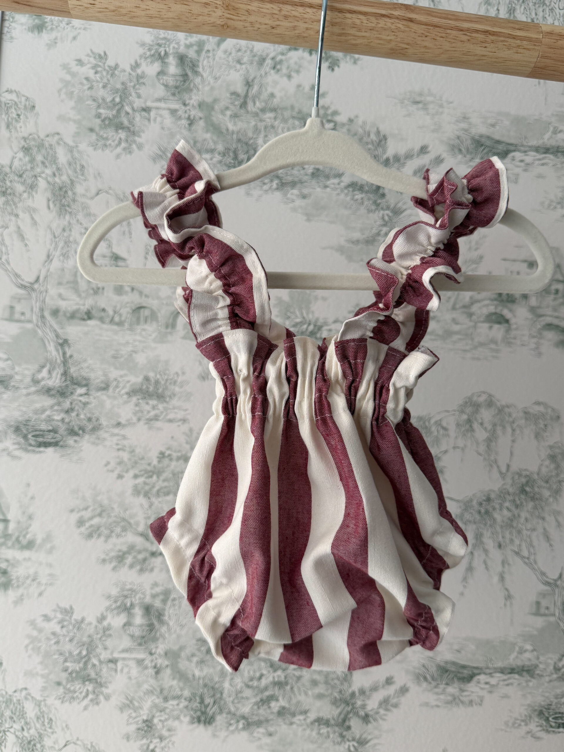 Cubre con tirantes rayas borgoña