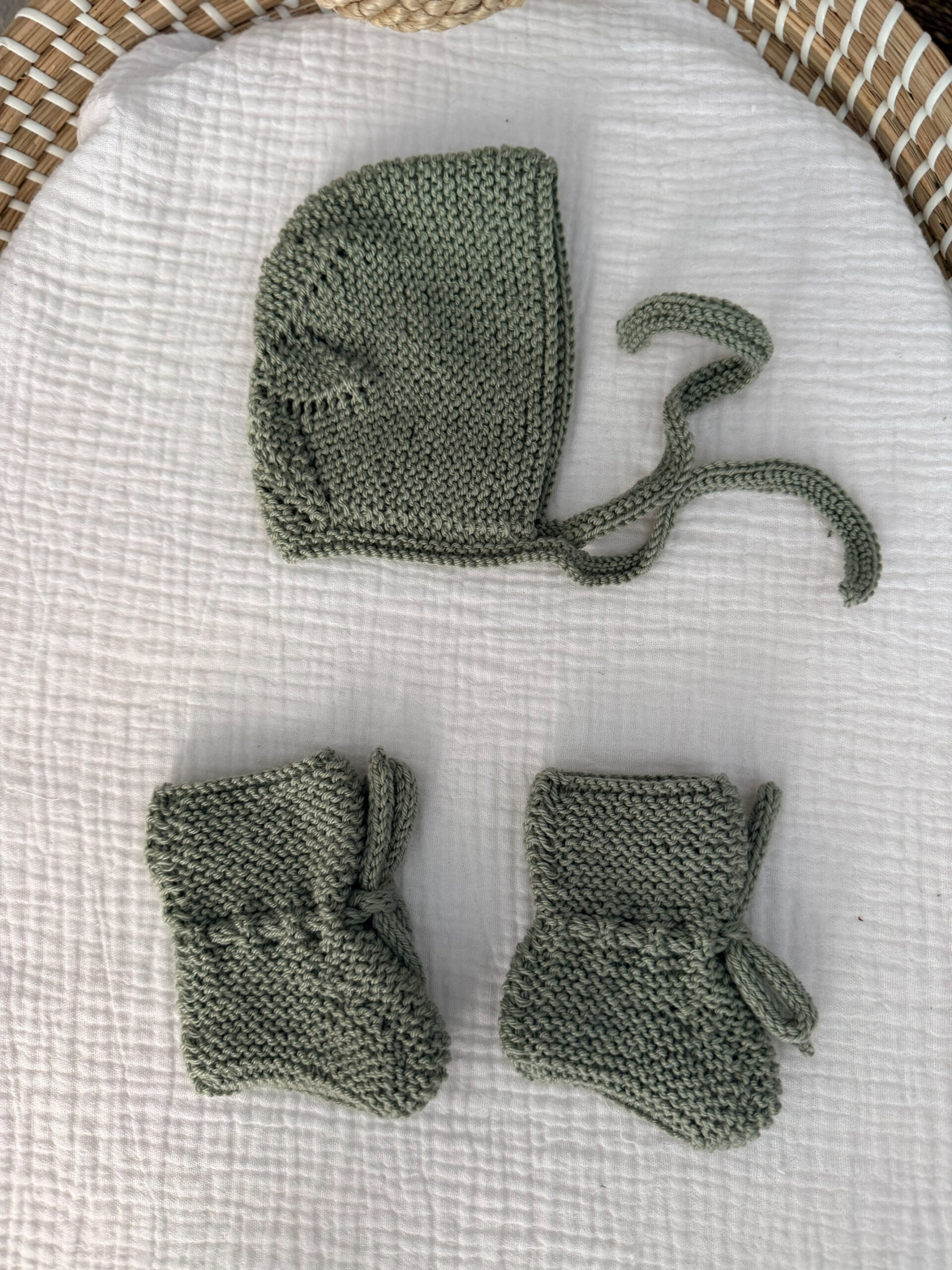 Conjunto patucos y capota lana verde caza