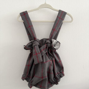Cubre con tirantes cuadro gris y granate