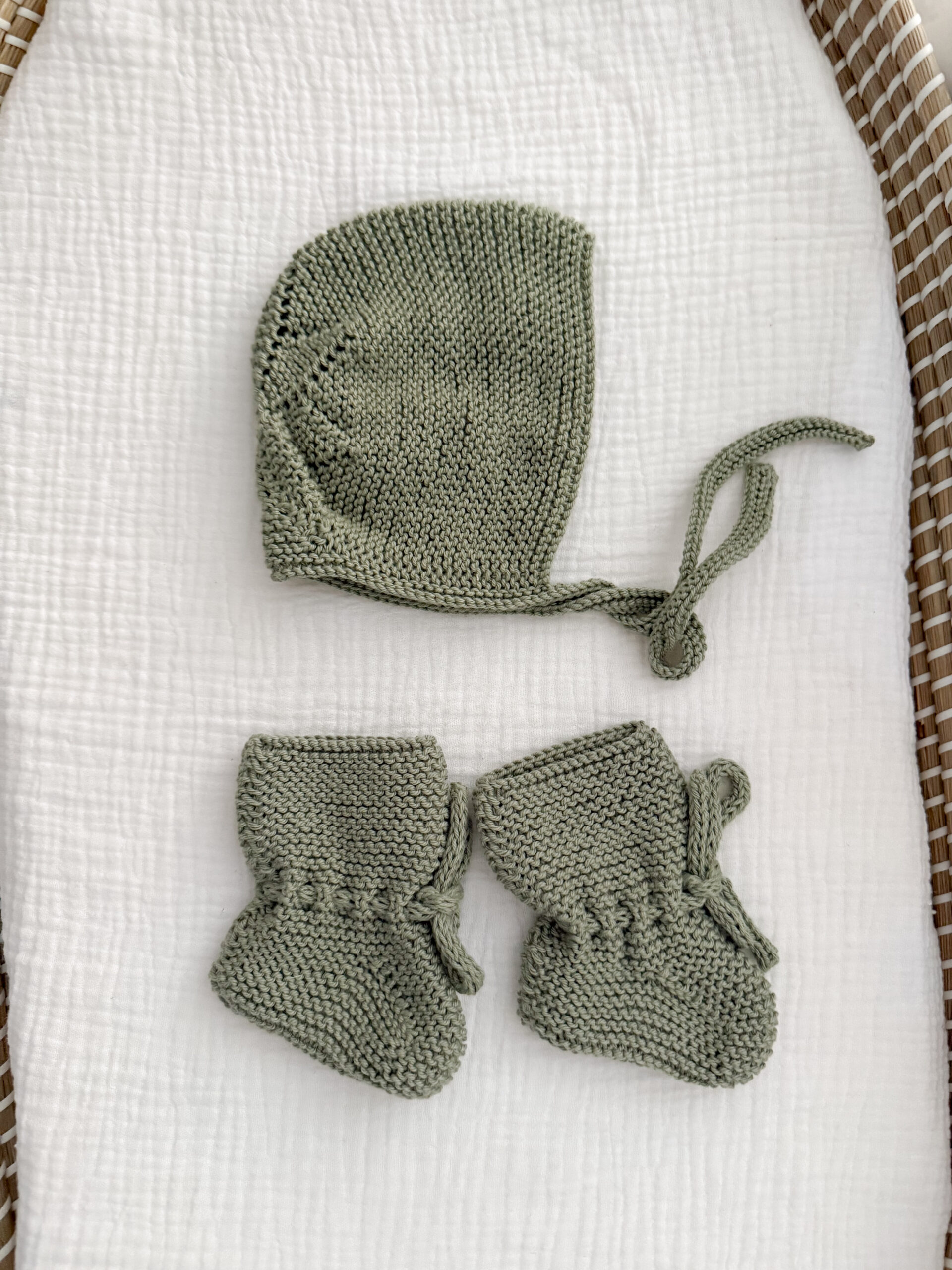 Conjunto patucos y capota algodón verde caza