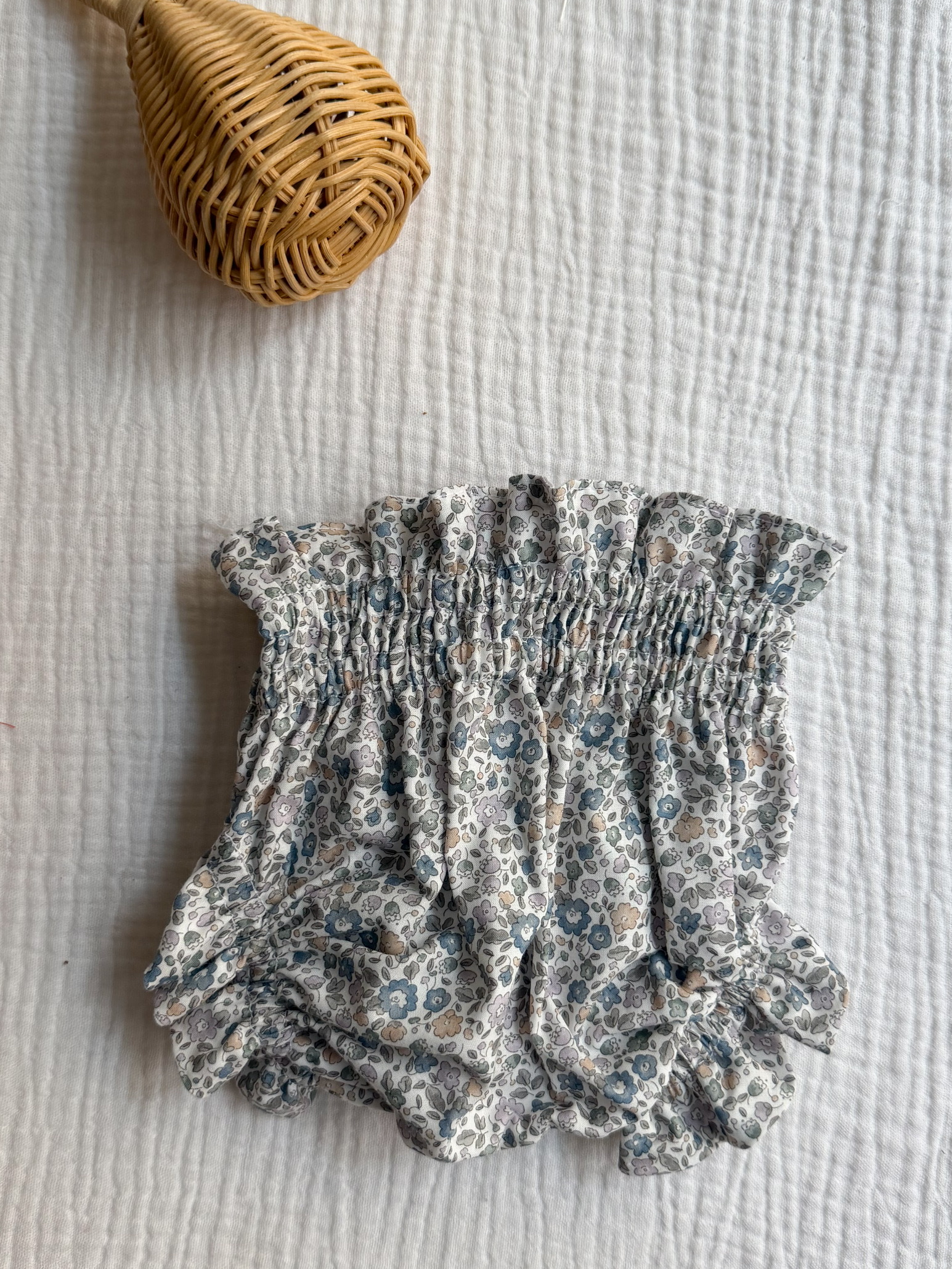 Cubrepañal flor azul pastel