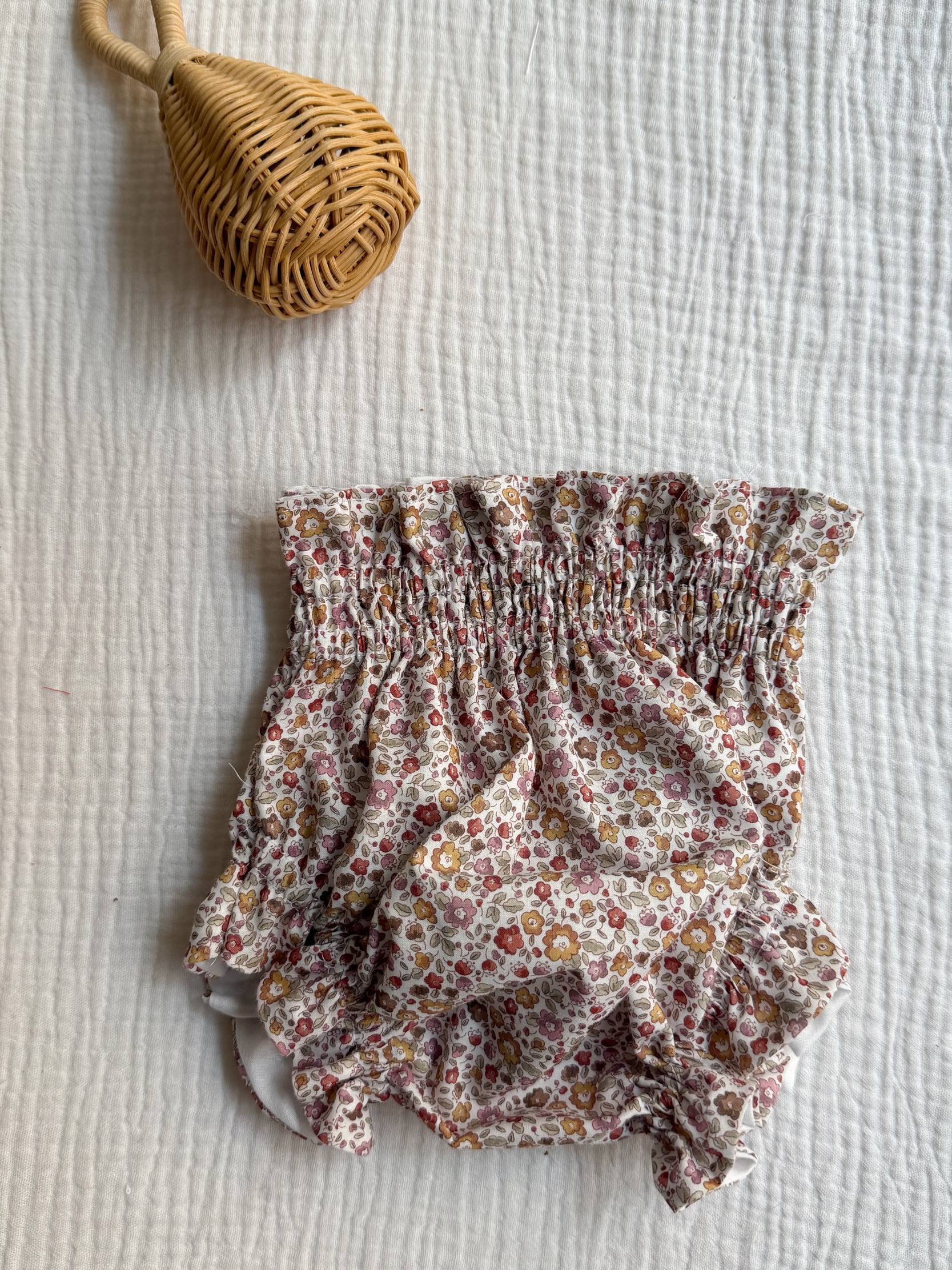 Cubrepañal roja pastel