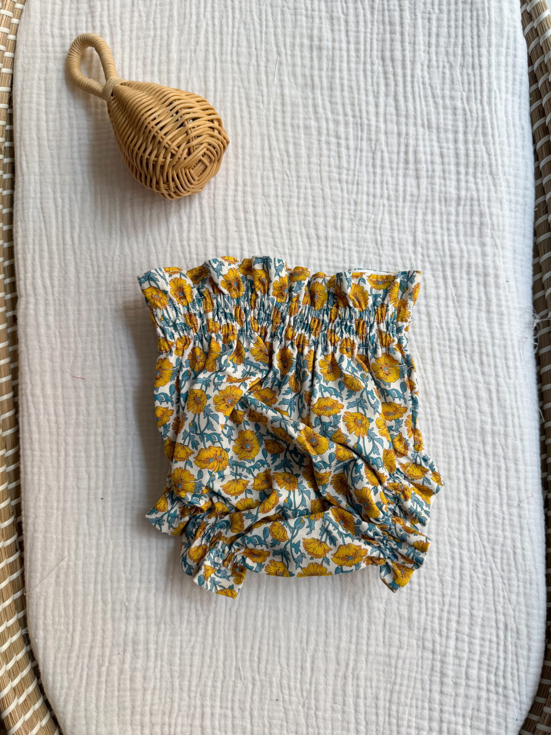 Cubrepañal liberty mostaza y azul