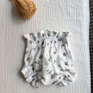 Cubrepañal bambula blanca flor azul y mostaza