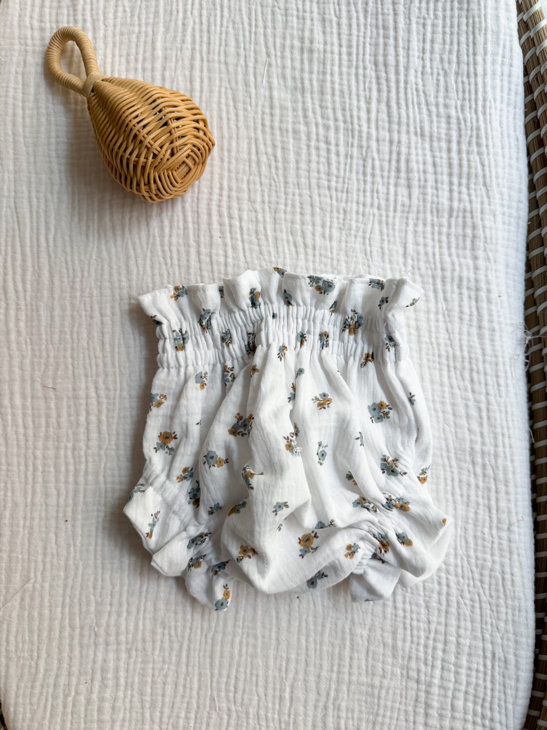 Cubrepañal bambula blanca flor azul y mostaza