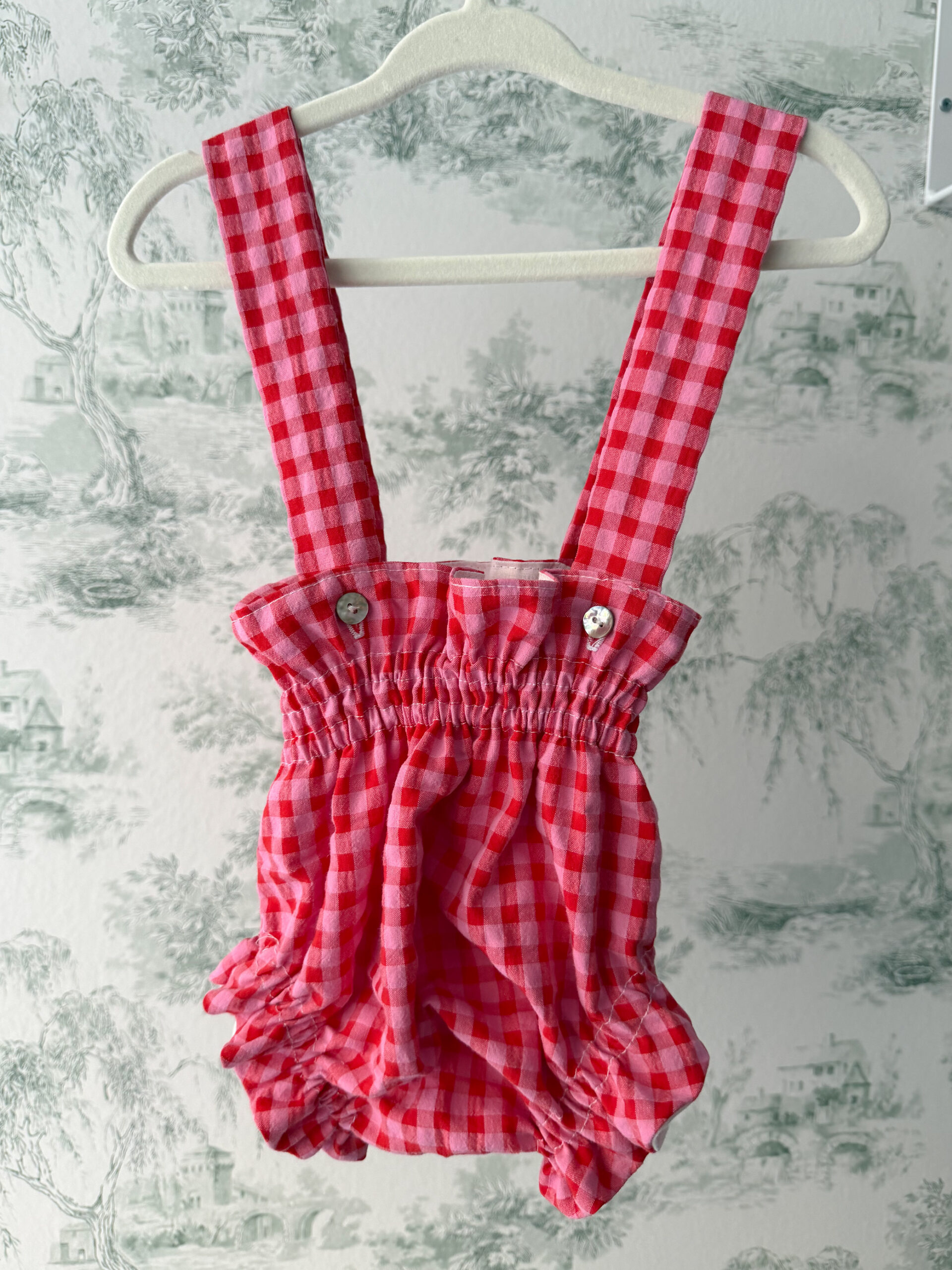 Cubre con tirantes vichy rosa con fucsia