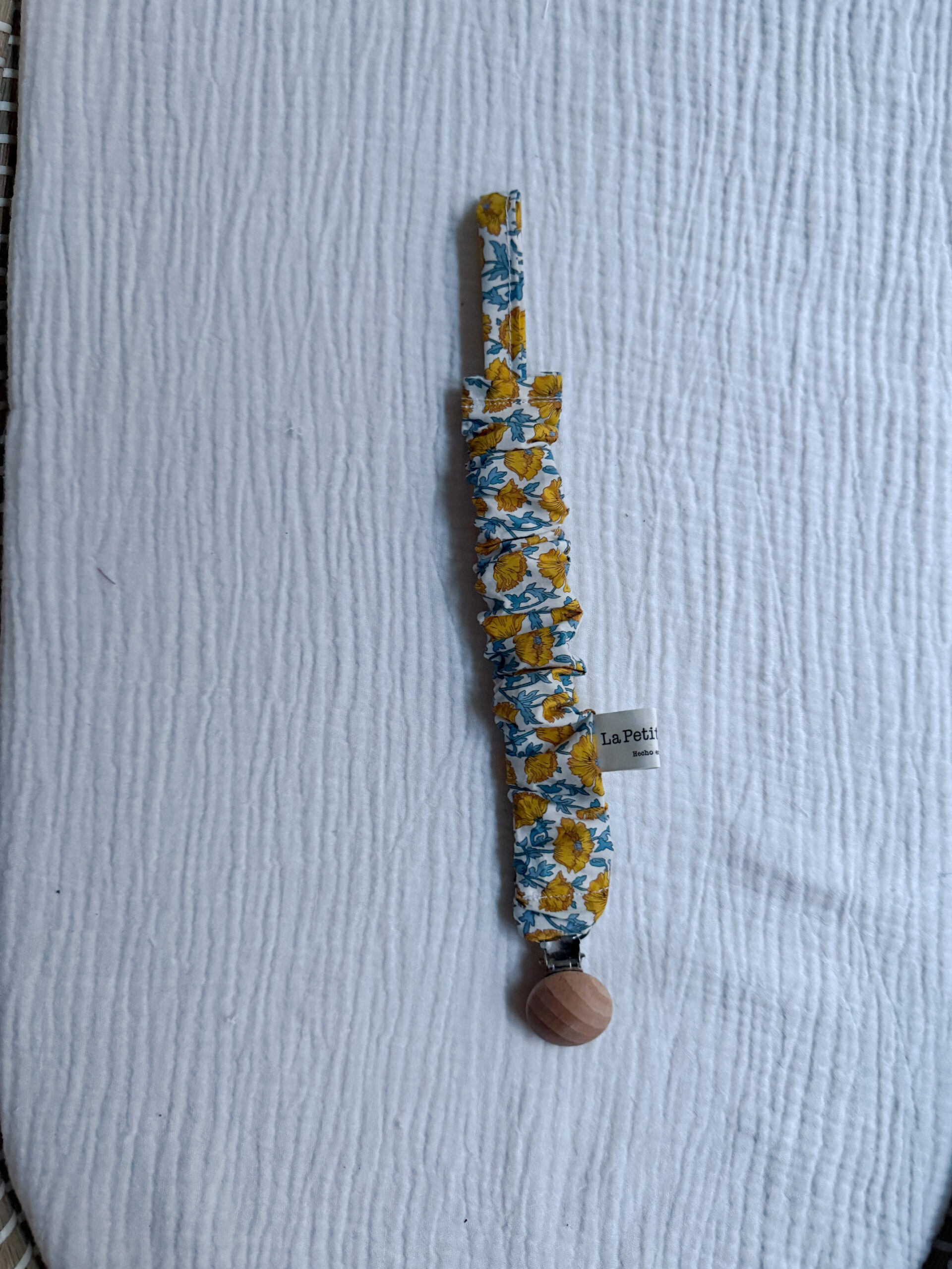 Chupetero flor liberty mostaza y azul