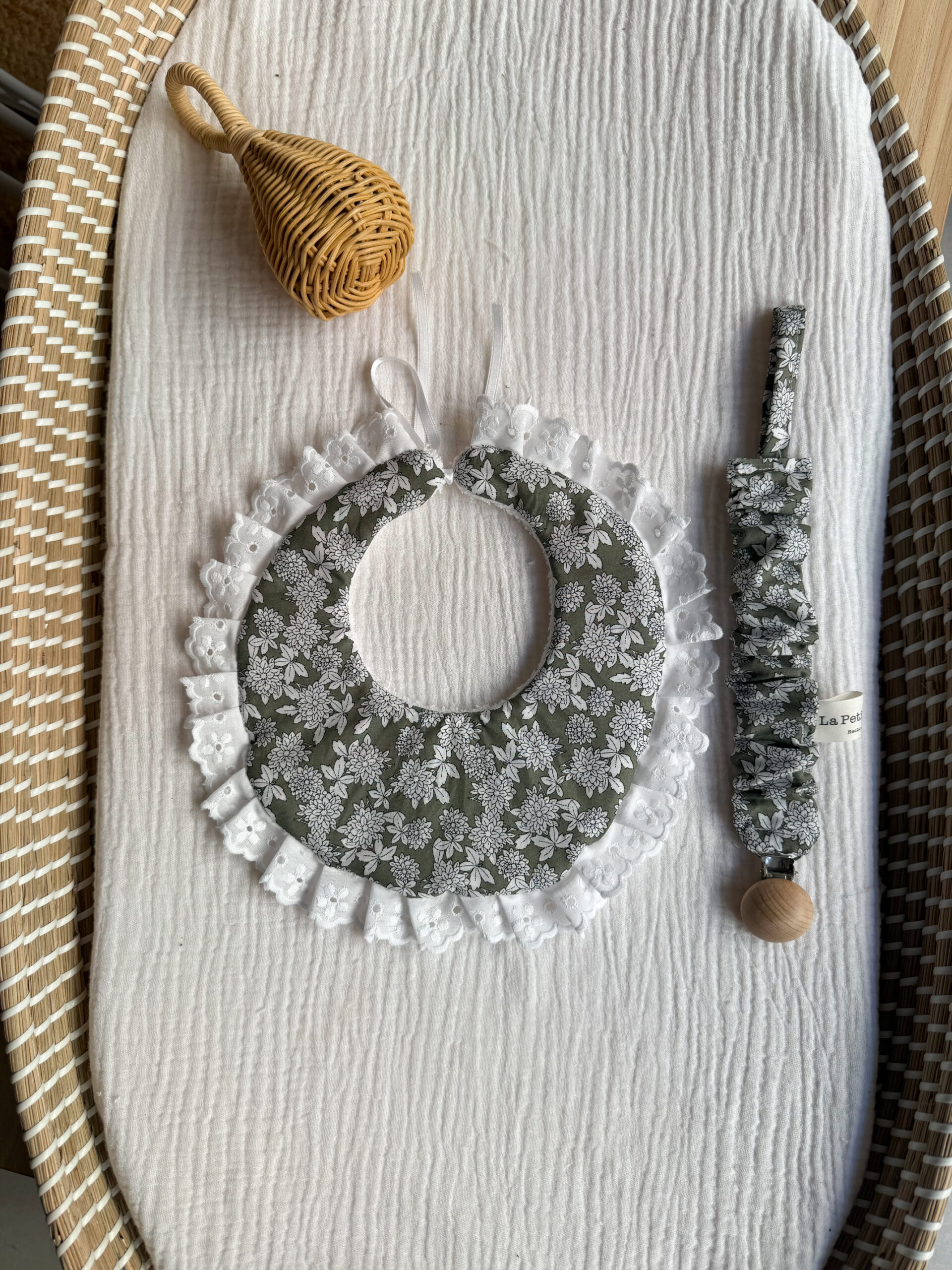 Babero Marieta flor verde bosque - Imagen 2