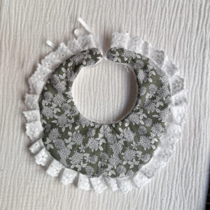 Babero Marieta flor verde bosque