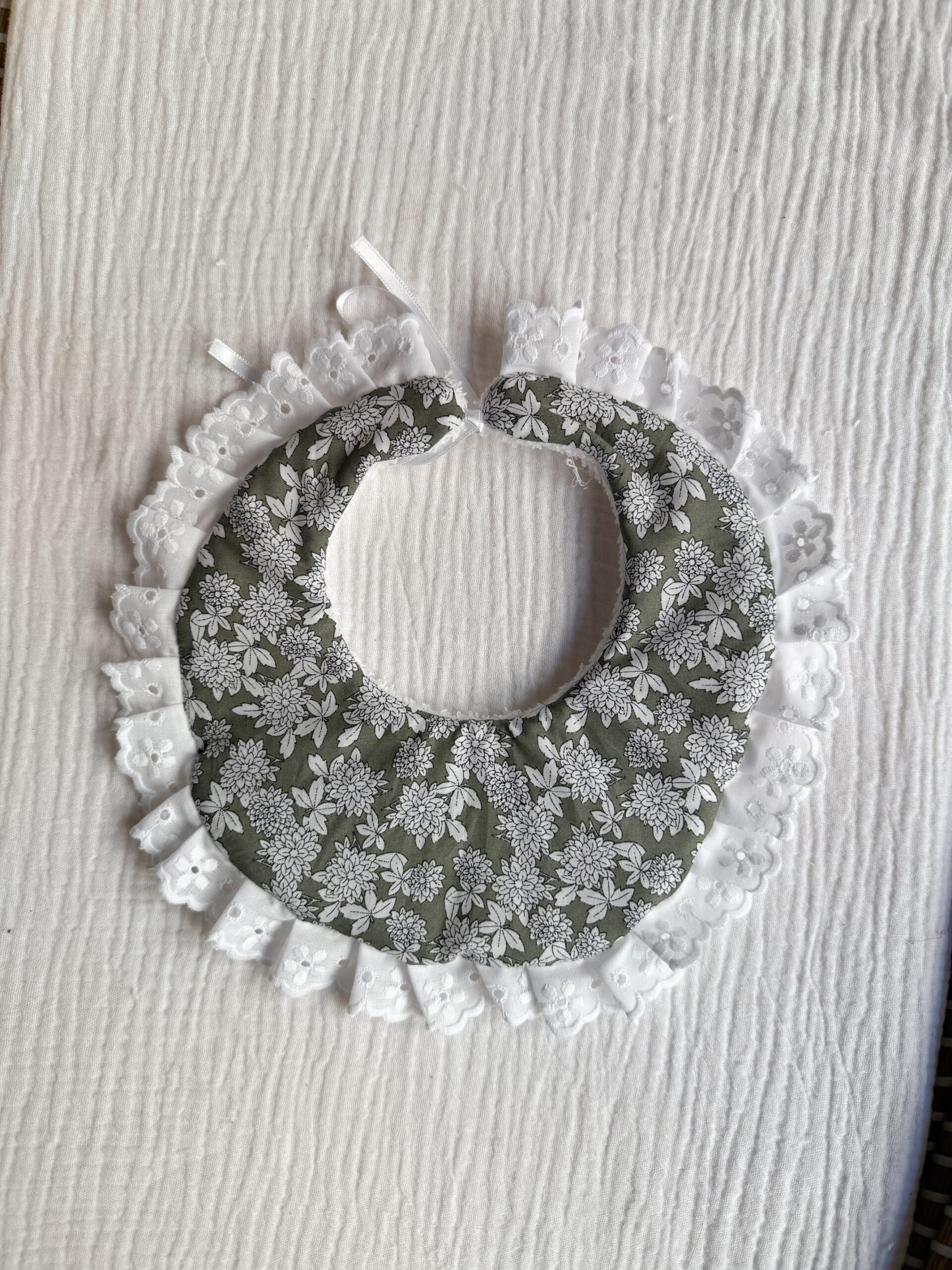 Babero Marieta flor verde bosque