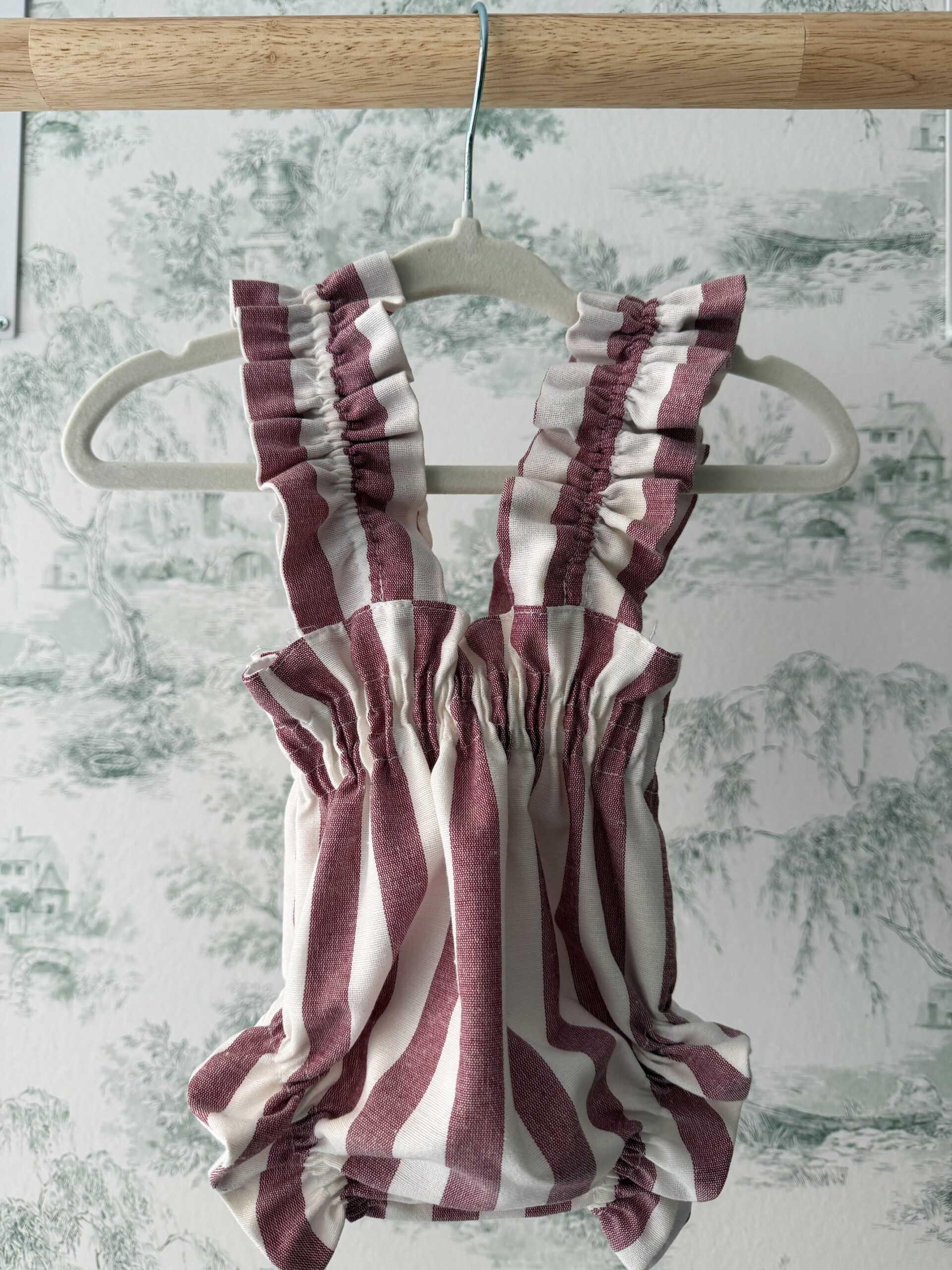 Cubre borgoña tirantes fruncidos