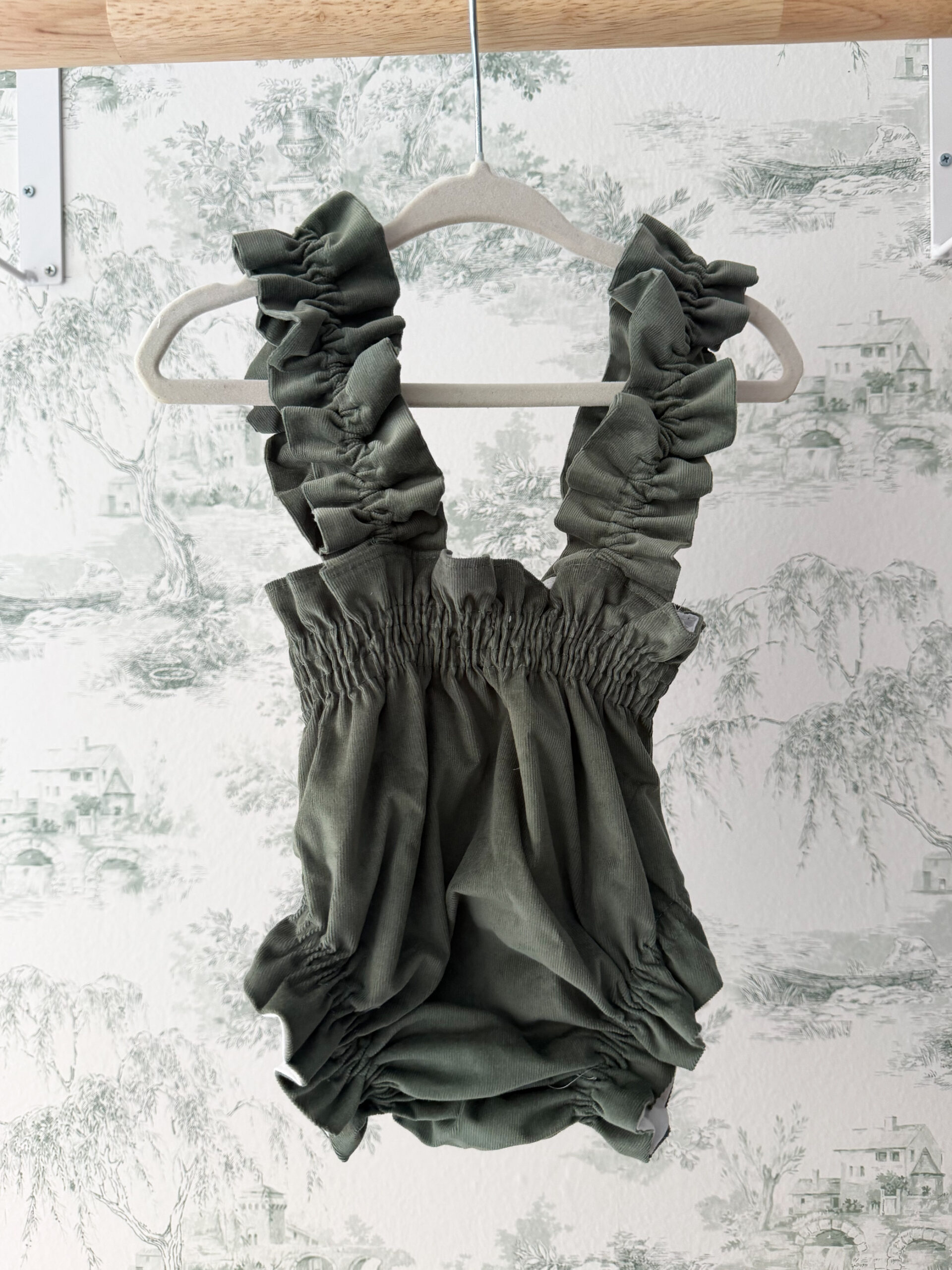 Cubre verde pana tirantes fruncidos