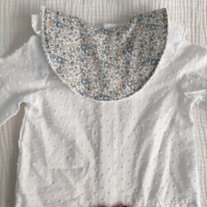 Babero flor azul pastel