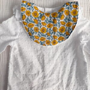 Babero flor liberty mostaza y azul