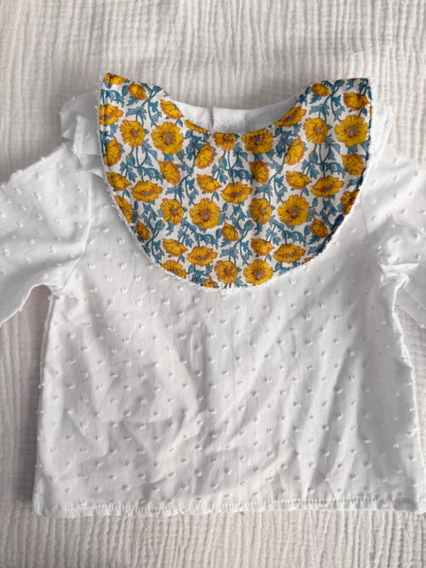 Babero flor liberty mostaza y azul