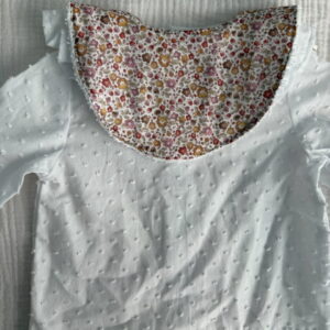 Babero flor roja pastel