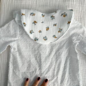 Babero bambula blanca flor azul y mostaza