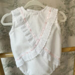 Ranita Inés piqué con tira bordada y lazo rosa