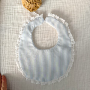 Babero rayas celeste relieve