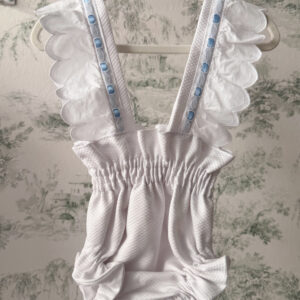 Cubre bosco piqué con lazo celeste