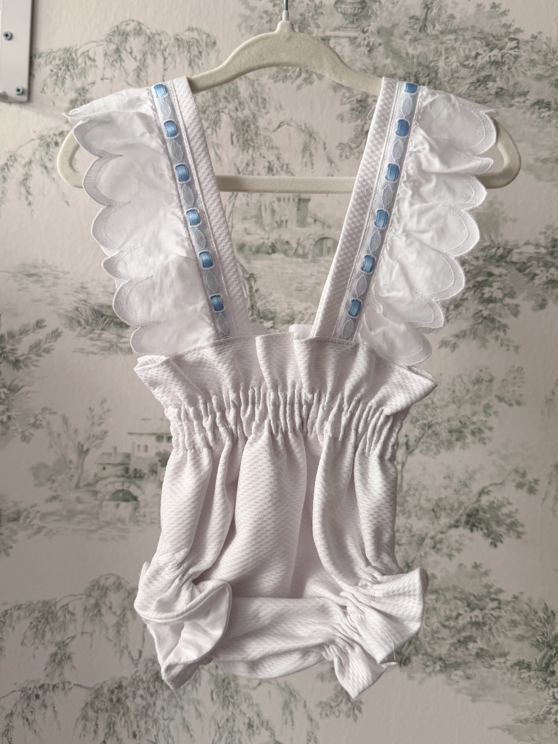 Cubre bosco piqué con lazo celeste