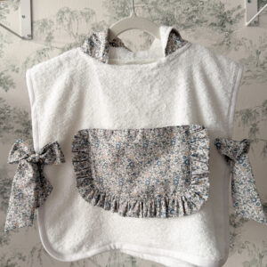 Poncho de playa flor azul pastel volante