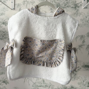 Poncho de playa flor gris nude volante