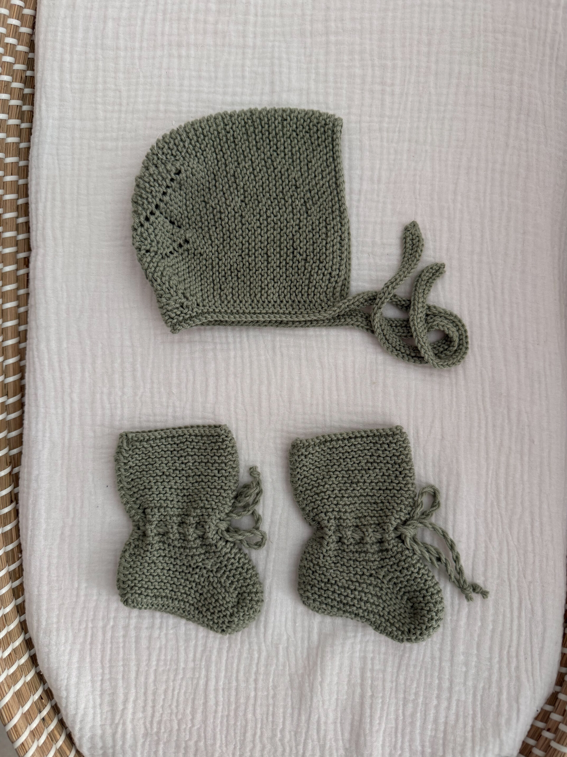 Conjunto patucos y capota algodon verde caza