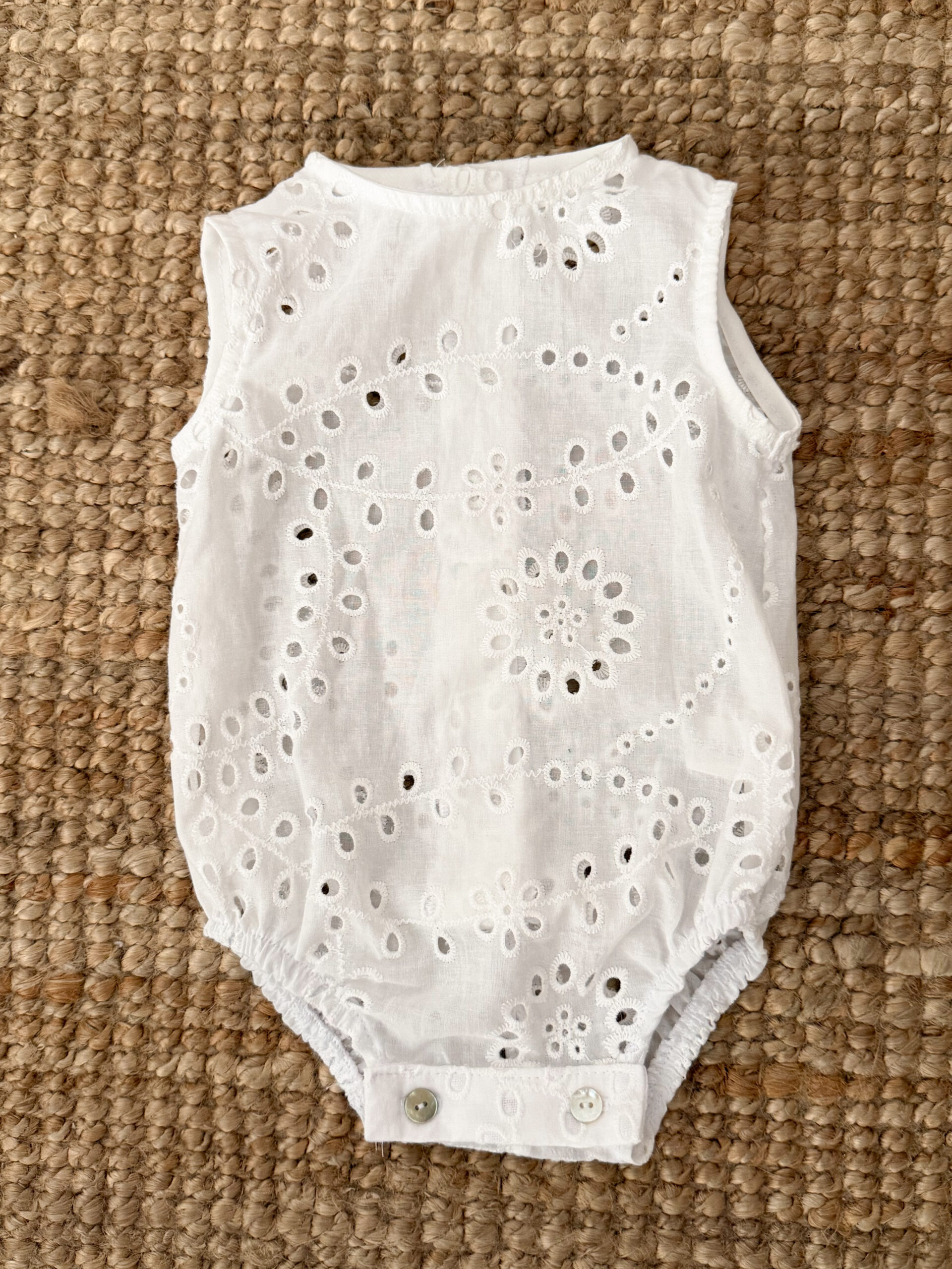 Pelele perforado blanco