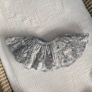 Cuello Lola flor azul pastel