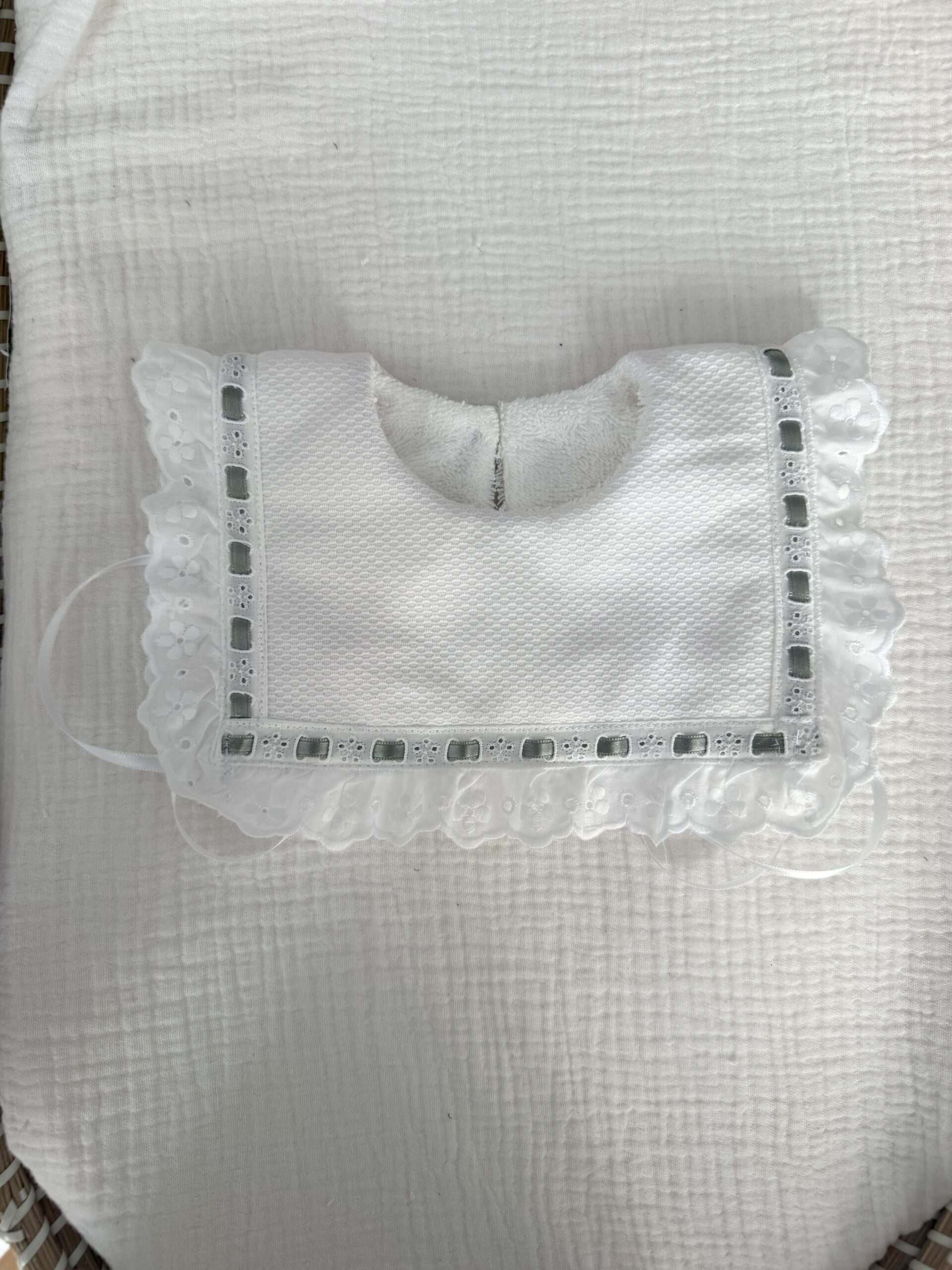 Baberola Lea con rizo lazo verde empolvado