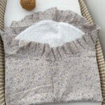 Arrullo de entretiempo flor gris nude