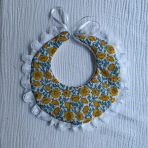 Babero Marieta flor liberty azul y mostaza